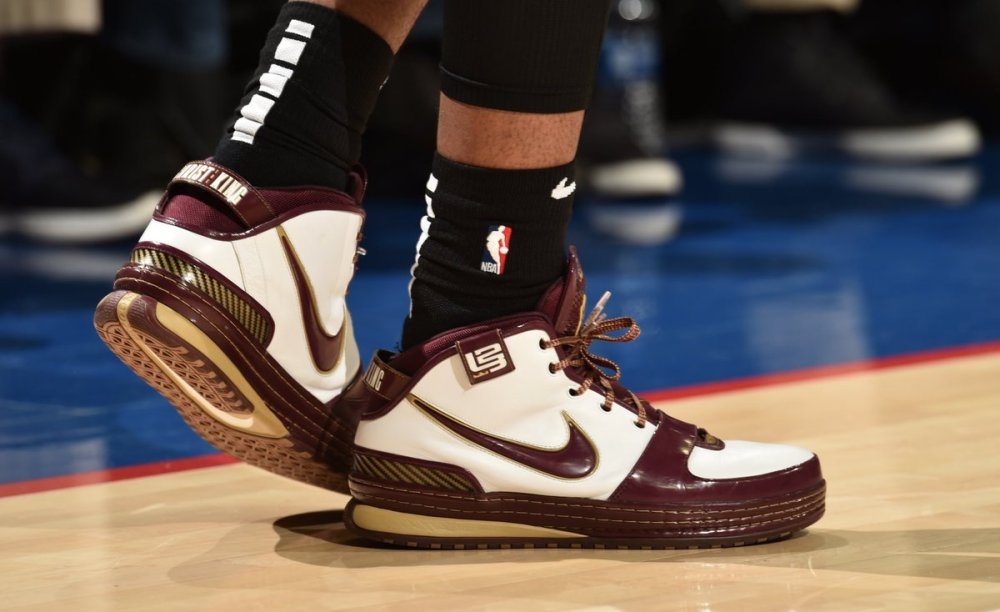 在与新西兰女足的友谊赛中，克尔受邀在一位球迷的孕肚上签名（友谊赛对阵新西兰女足，克尔受邀为球迷孕肚签名）