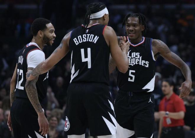 卡利亚里1-0十人罗马，加埃塔诺替补建功，切利克染红（卡利亚里1-0小胜十人罗马：加埃塔诺替补破门，切利克被罚下）