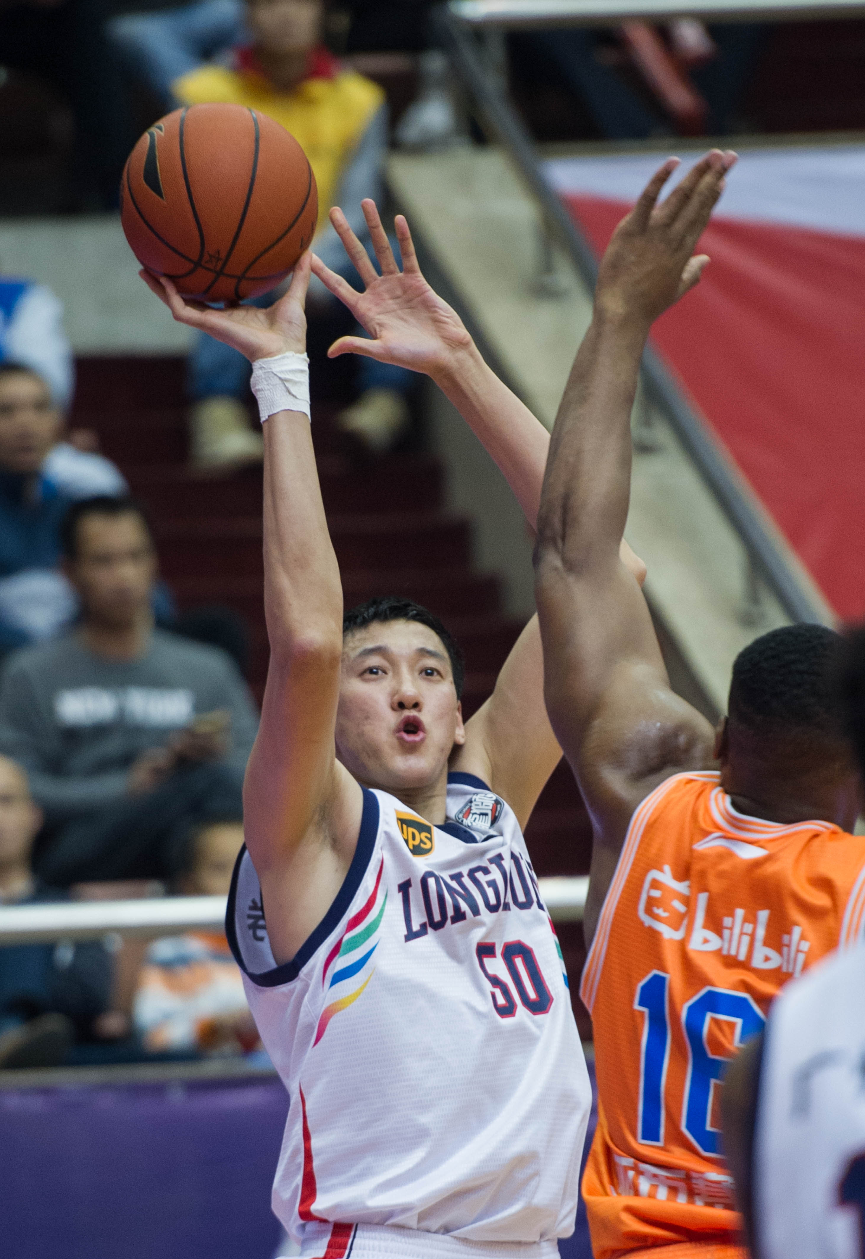 勇士年轻球员闪耀赛场（勇士小将赛场大放异彩）